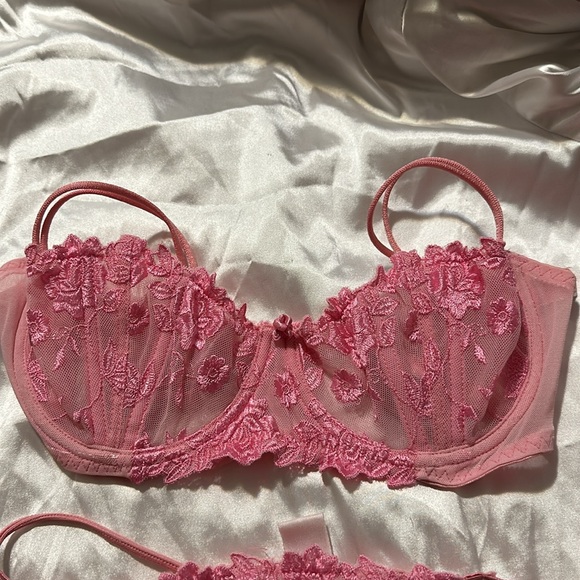 pink underwear set with rose print - Picture 2 of 4